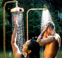 Prenez une douche avant de sauter dans la piscine