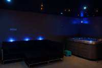 sauna privé avec grande piscine intérieure